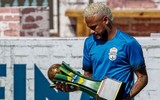[ẢNH] Mặc bê bối hiếp dâm, Neymar xuất hiện với mái tóc bạch kim cực ngầu