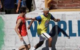 [ẢNH] Mặc bê bối hiếp dâm, Neymar xuất hiện với mái tóc bạch kim cực ngầu