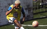 [ẢNH] Mặc bê bối hiếp dâm, Neymar xuất hiện với mái tóc bạch kim cực ngầu