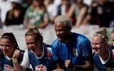 [ẢNH] Mặc bê bối hiếp dâm, Neymar xuất hiện với mái tóc bạch kim cực ngầu
