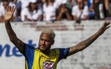 [ẢNH] Mặc bê bối hiếp dâm, Neymar xuất hiện với mái tóc bạch kim cực ngầu
