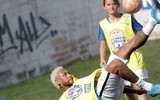 [ẢNH] Mặc bê bối hiếp dâm, Neymar xuất hiện với mái tóc bạch kim cực ngầu
