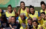 [ẢNH] Mặc bê bối hiếp dâm, Neymar xuất hiện với mái tóc bạch kim cực ngầu