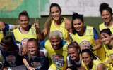 [ẢNH] Mặc bê bối hiếp dâm, Neymar xuất hiện với mái tóc bạch kim cực ngầu