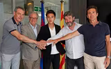 [ẢNH] Thần đồng bóng đá Nhật Bản rạng ngời ra mắt Barca