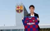 [ẢNH] Thần đồng bóng đá Nhật Bản rạng ngời ra mắt Barca
