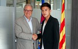 [ẢNH] Thần đồng bóng đá Nhật Bản rạng ngời ra mắt Barca