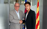 [ẢNH] Thần đồng bóng đá Nhật Bản rạng ngời ra mắt Barca