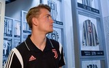 [ẢNH] Ra mắt Juventus, De Ligt hôn bạn gái đắm đuối rồi tức tốc lên đường du đấu
