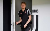 [ẢNH] Ra mắt Juventus, De Ligt hôn bạn gái đắm đuối rồi tức tốc lên đường du đấu