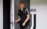 [ẢNH] Ra mắt Juventus, De Ligt hôn bạn gái đắm đuối rồi tức tốc lên đường du đấu