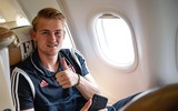 [ẢNH] Ra mắt Juventus, De Ligt hôn bạn gái đắm đuối rồi tức tốc lên đường du đấu