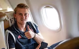 [ẢNH] Ra mắt Juventus, De Ligt hôn bạn gái đắm đuối rồi tức tốc lên đường du đấu