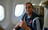 [ẢNH] Ra mắt Juventus, De Ligt hôn bạn gái đắm đuối rồi tức tốc lên đường du đấu