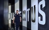 [ẢNH] Ra mắt Juventus, De Ligt hôn bạn gái đắm đuối rồi tức tốc lên đường du đấu