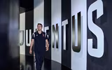[ẢNH] Ra mắt Juventus, De Ligt hôn bạn gái đắm đuối rồi tức tốc lên đường du đấu