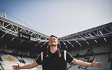 [ẢNH] Ra mắt Juventus, De Ligt hôn bạn gái đắm đuối rồi tức tốc lên đường du đấu