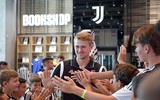 [ẢNH] Ra mắt Juventus, De Ligt hôn bạn gái đắm đuối rồi tức tốc lên đường du đấu