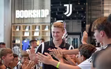 [ẢNH] Ra mắt Juventus, De Ligt hôn bạn gái đắm đuối rồi tức tốc lên đường du đấu