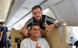[ẢNH] Ra mắt Juventus, De Ligt hôn bạn gái đắm đuối rồi tức tốc lên đường du đấu