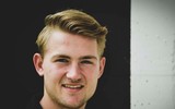 [ẢNH] Ra mắt Juventus, De Ligt hôn bạn gái đắm đuối rồi tức tốc lên đường du đấu