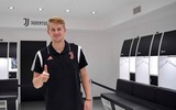 [ẢNH] Ra mắt Juventus, De Ligt hôn bạn gái đắm đuối rồi tức tốc lên đường du đấu