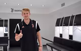[ẢNH] Ra mắt Juventus, De Ligt hôn bạn gái đắm đuối rồi tức tốc lên đường du đấu