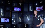 [ẢNH] Ra mắt Juventus, De Ligt hôn bạn gái đắm đuối rồi tức tốc lên đường du đấu