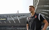 [ẢNH] Ra mắt Juventus, De Ligt hôn bạn gái đắm đuối rồi tức tốc lên đường du đấu
