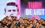 [ẢNH] Ra mắt Juventus, De Ligt hôn bạn gái đắm đuối rồi tức tốc lên đường du đấu