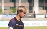 [ẢNH] Công Phượng hào hứng trên sân tập ở Bỉ khi được phóng viên Việt Nam săn đón