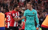 [ẢNH] Tân binh Barca ôm mặt thất vọng khi thua đau trận mở màn La Liga