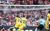 [ẢNH] Tân binh Barca ôm mặt thất vọng khi thua đau trận mở màn La Liga