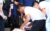 [ẢNH] Pháo sáng ném loạn xạ trên sân Hàng Đẫy, CĐV nữ đi cấp cứu