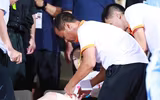[ẢNH] Pháo sáng ném loạn xạ trên sân Hàng Đẫy, CĐV nữ đi cấp cứu