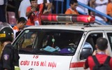 [ẢNH] Pháo sáng ném loạn xạ trên sân Hàng Đẫy, CĐV nữ đi cấp cứu