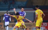 [ẢNH] Pháo sáng ném loạn xạ trên sân Hàng Đẫy, CĐV nữ đi cấp cứu