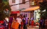[ẢNH] CĐV Hà Nội làm gì khi không được vào sân Hàng Đẫy xem bóng đá?