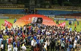 [ẢNH] Quang Hải bị CĐV quây kín trong lễ nhận cúp vô địch V-League 2019