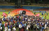 [ẢNH] Quang Hải bị CĐV quây kín trong lễ nhận cúp vô địch V-League 2019