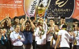 [ẢNH] Quang Hải bị CĐV quây kín trong lễ nhận cúp vô địch V-League 2019