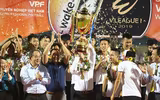[ẢNH] Quang Hải bị CĐV quây kín trong lễ nhận cúp vô địch V-League 2019