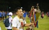 [ẢNH] Quang Hải bị CĐV quây kín trong lễ nhận cúp vô địch V-League 2019