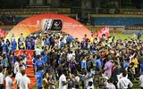 [ẢNH] Quang Hải bị CĐV quây kín trong lễ nhận cúp vô địch V-League 2019