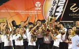 [ẢNH] Quang Hải bị CĐV quây kín trong lễ nhận cúp vô địch V-League 2019