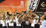 [ẢNH] Quang Hải bị CĐV quây kín trong lễ nhận cúp vô địch V-League 2019