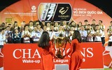 [ẢNH] Quang Hải bị CĐV quây kín trong lễ nhận cúp vô địch V-League 2019