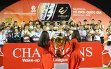 [ẢNH] Quang Hải bị CĐV quây kín trong lễ nhận cúp vô địch V-League 2019
