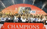 [ẢNH] Quang Hải bị CĐV quây kín trong lễ nhận cúp vô địch V-League 2019