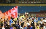 [ẢNH] Quang Hải bị CĐV quây kín trong lễ nhận cúp vô địch V-League 2019